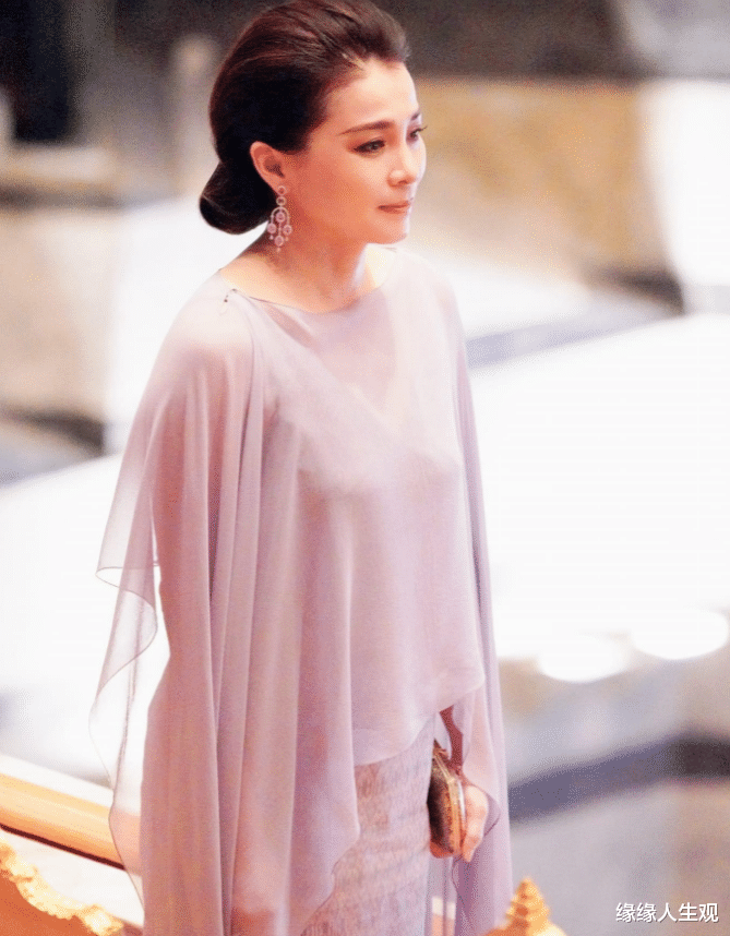 苏提达王后:珠圆玉润旺夫脸,46岁穿薄纱裙美翻,诗妮娜拿什么比