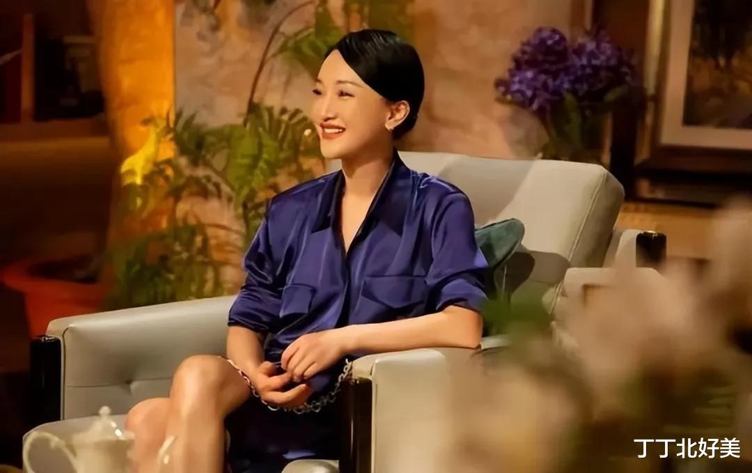 49岁周迅同框50岁董卿!1岁之差,一个优雅迷人,一个还像小姑娘