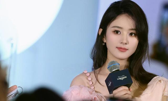 37岁赵丽颖惊艳现身广州品牌活动,简单大气,状态极佳,风采依旧