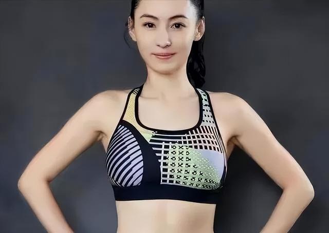 40多岁的张柏芝,肚子下垂赘肉凸起,网友感慨女神终究还是老了