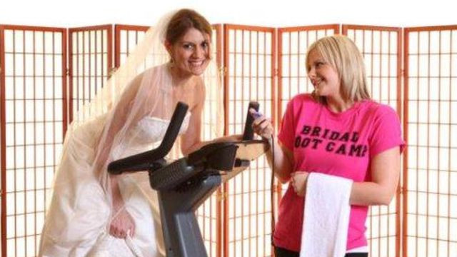 192斤英国女子，为做苗条新娘靠呼啦圈减肥，10个月瘦掉76斤