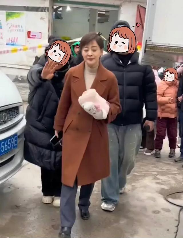 梅婷不光脸发腮松弛，剪短发烫卷立马有大妈味，跟农家大婶无异！