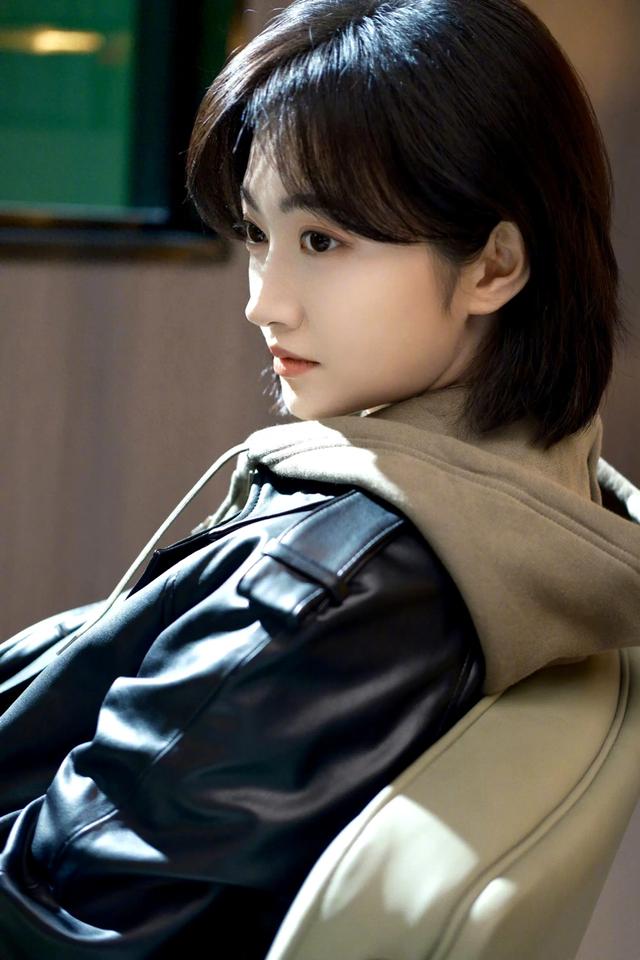 景甜,短发黑衣的快乐穿搭色彩 ??? 自带书卷气