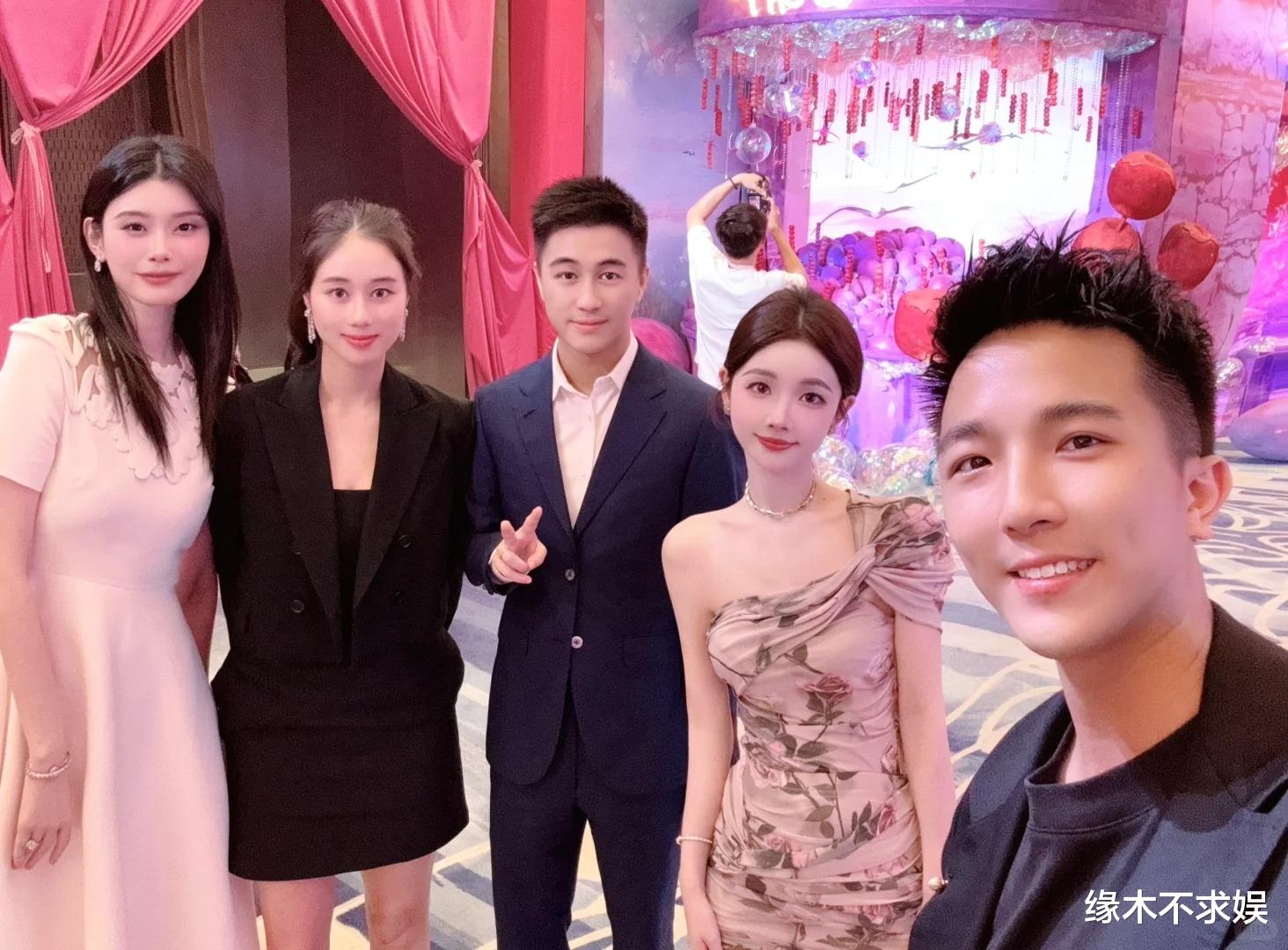 谢霆锋出席干女儿婚礼，穿搭随意黑脸惹争议，曾免费代言22年！