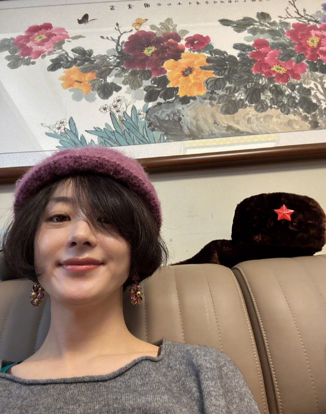 赵丽颖初二回河北老家！戴奶奶帽子拍照接地气，晒爷爷给的压岁钱