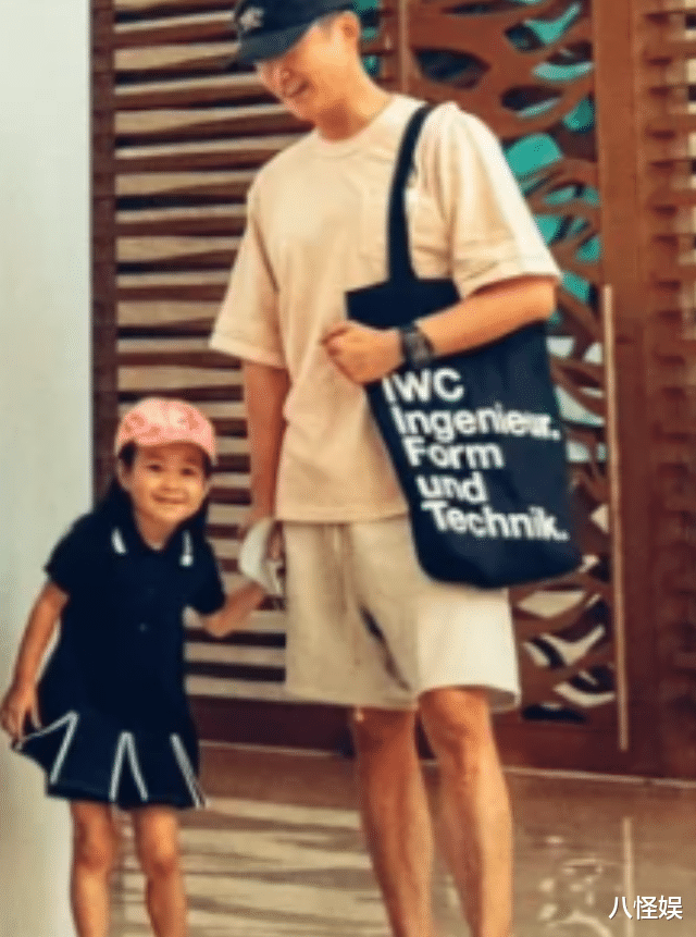 王阳陪妻女逛街,温柔牵着女儿,Molly看到爸爸广告牌笑得好得意