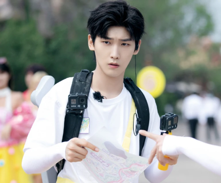 难怪贾乃亮不拍戏去带货了,旗下公司10员猛将,个个都当红能养家