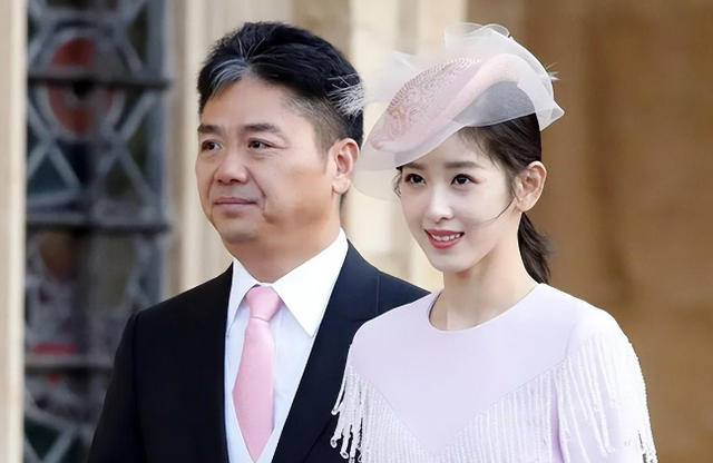 章泽天盛装出席校友会,胸针却引发猜疑,她比刘强东还要“精明”