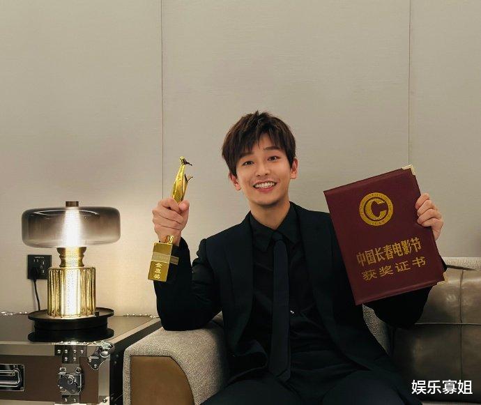 彭昱畅凭借《我们一起摇太阳》获影帝,黄磊凌晨祝贺,大赞真棒