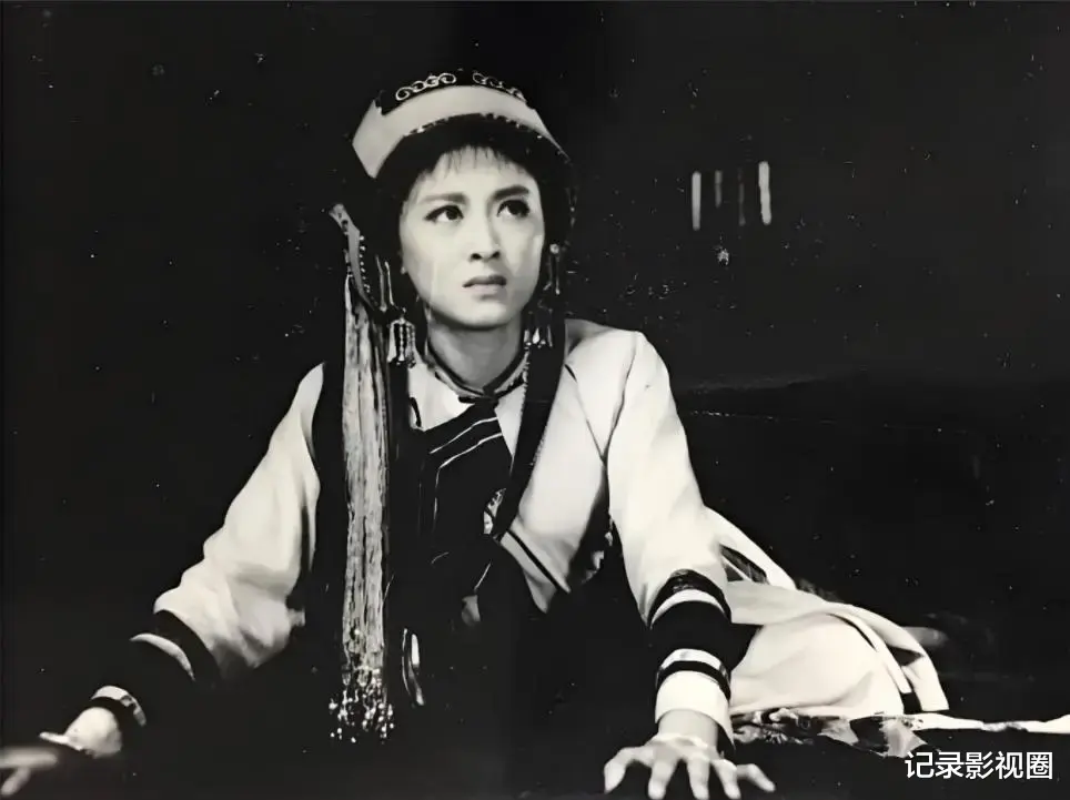 杨丽坤10张晚年照片，张张令人心痛，害她的人竟有昔日“姐妹”？