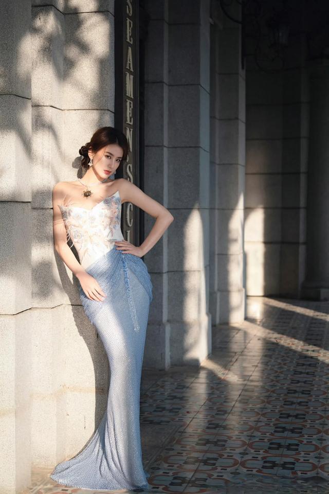 黄圣依春晚舞台淡蓝色薄纱裙超美!