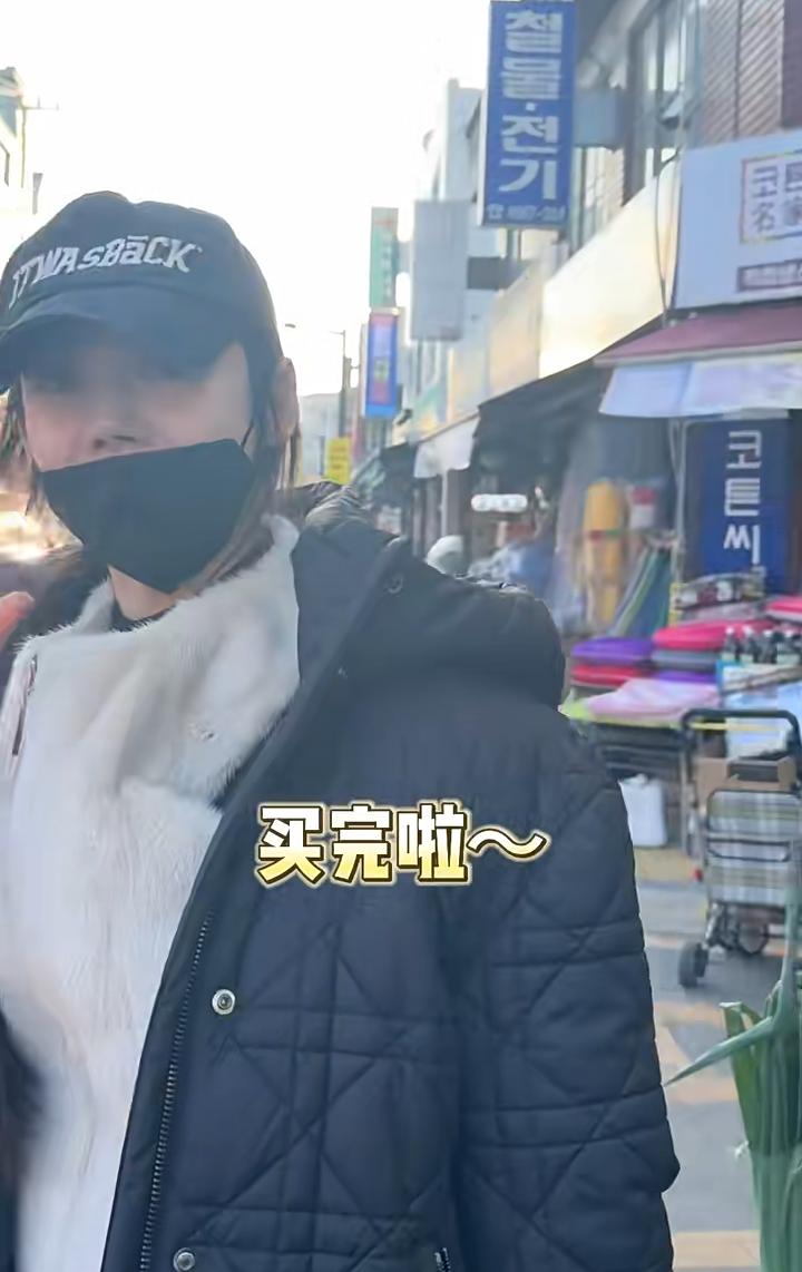 秋瓷炫带娃老公回娘家,逛菜市一路吃,打扮朴素无人认,大海累趴