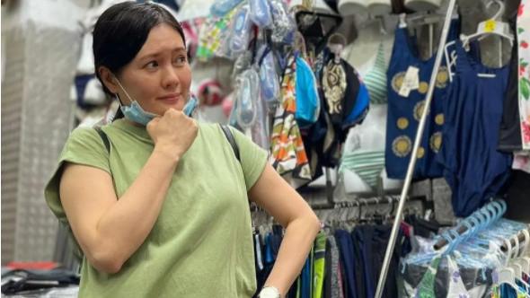 56岁李丽珍终究是老了！虽然穿得很嫩，可脸上皱纹真明显