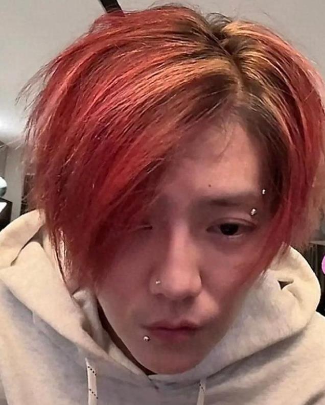 鹿晗第二人格？直播失控露本性，关晓彤忙撇清，网友：汪小菲上身