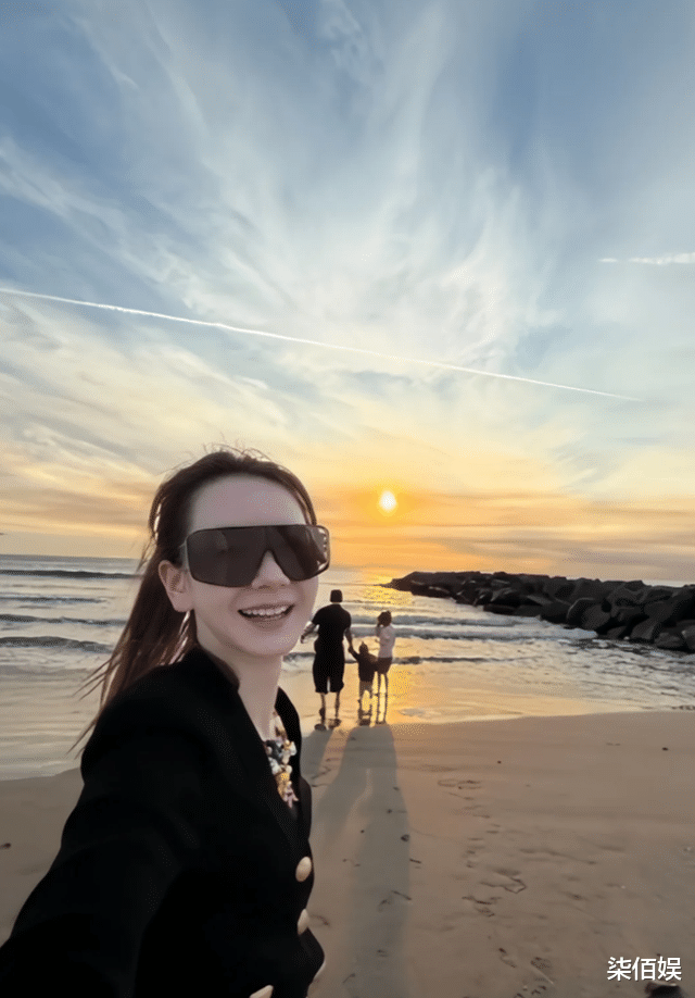 戚薇李承铉公开一家四口合照，Lucky头发乌黑像绸缎，好宠2岁弟弟