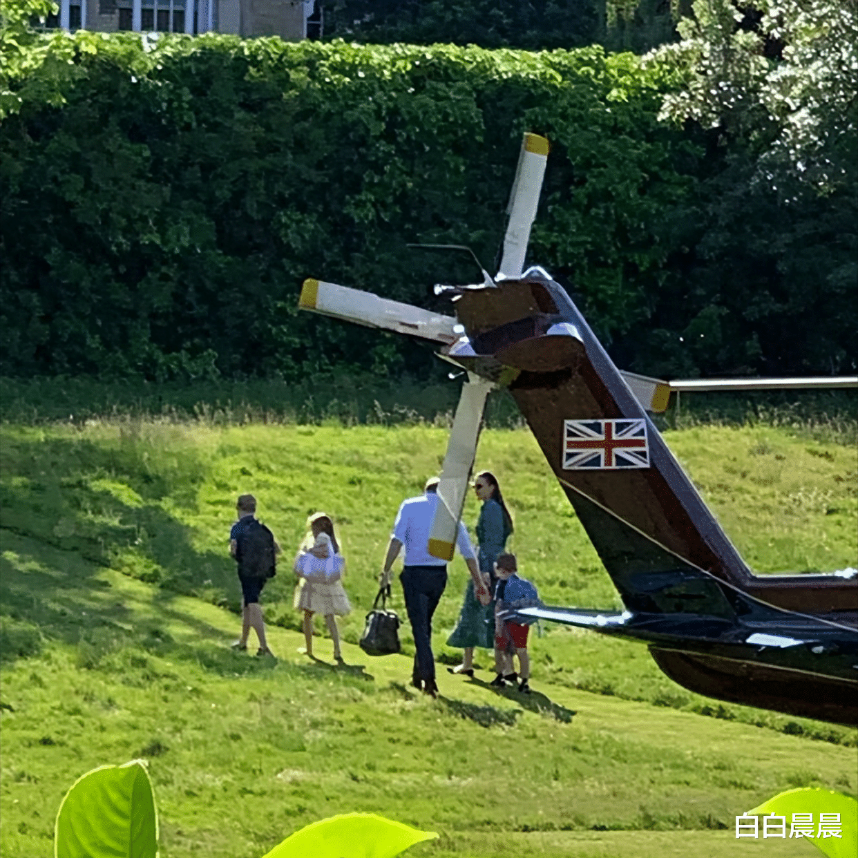 威廉凯特一家五口出行照罕曝光，夫妻恩爱并肩，小儿子调皮走最后