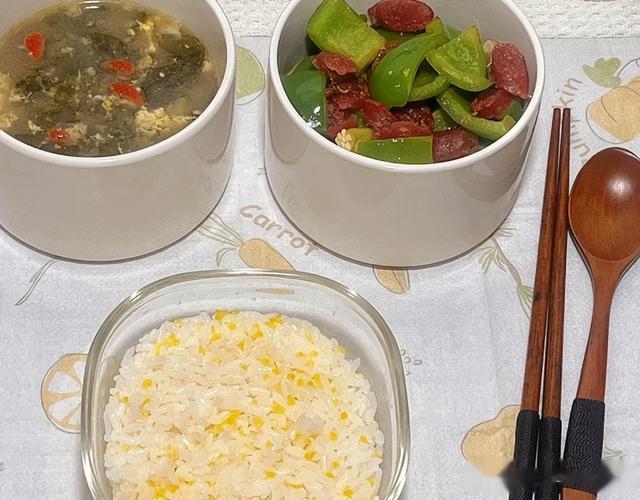 上海47岁阿姨，无儿无女不结婚，晒一人晚餐火了，网友：活明白了