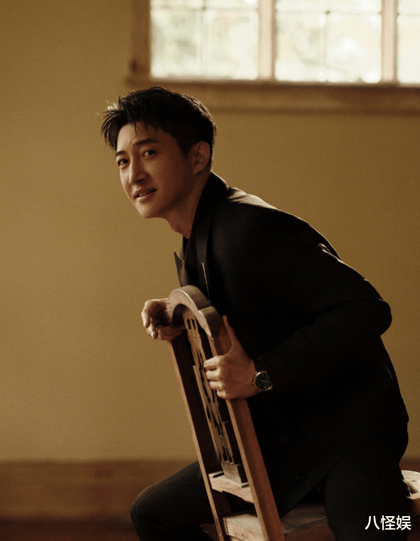 王阳陪妻女逛街,温柔牵着女儿,Molly看到爸爸广告牌笑得好得意