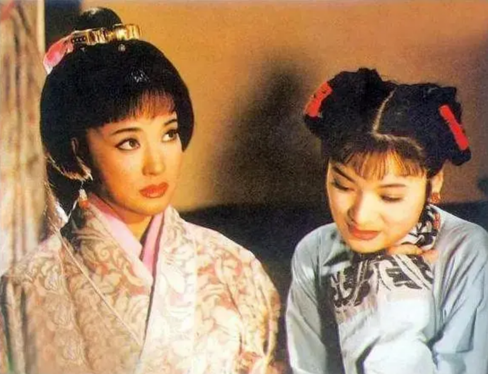 她是刘晓庆的闺蜜、傅彪的同学,年轻时貌美如花,如今56岁仍未婚