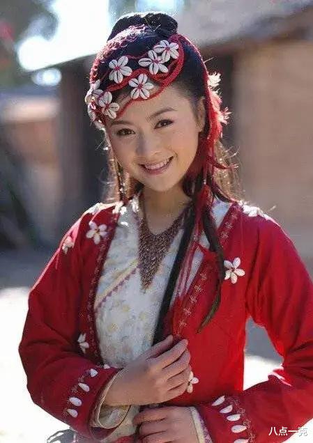 沈腾一家三口外出度假,王琦身材发福被嘲像保姆,网友:心疼马丽