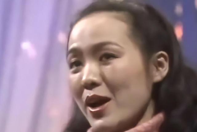 靠登上春晚走红，却热衷效忠美国，如今想回国捞金