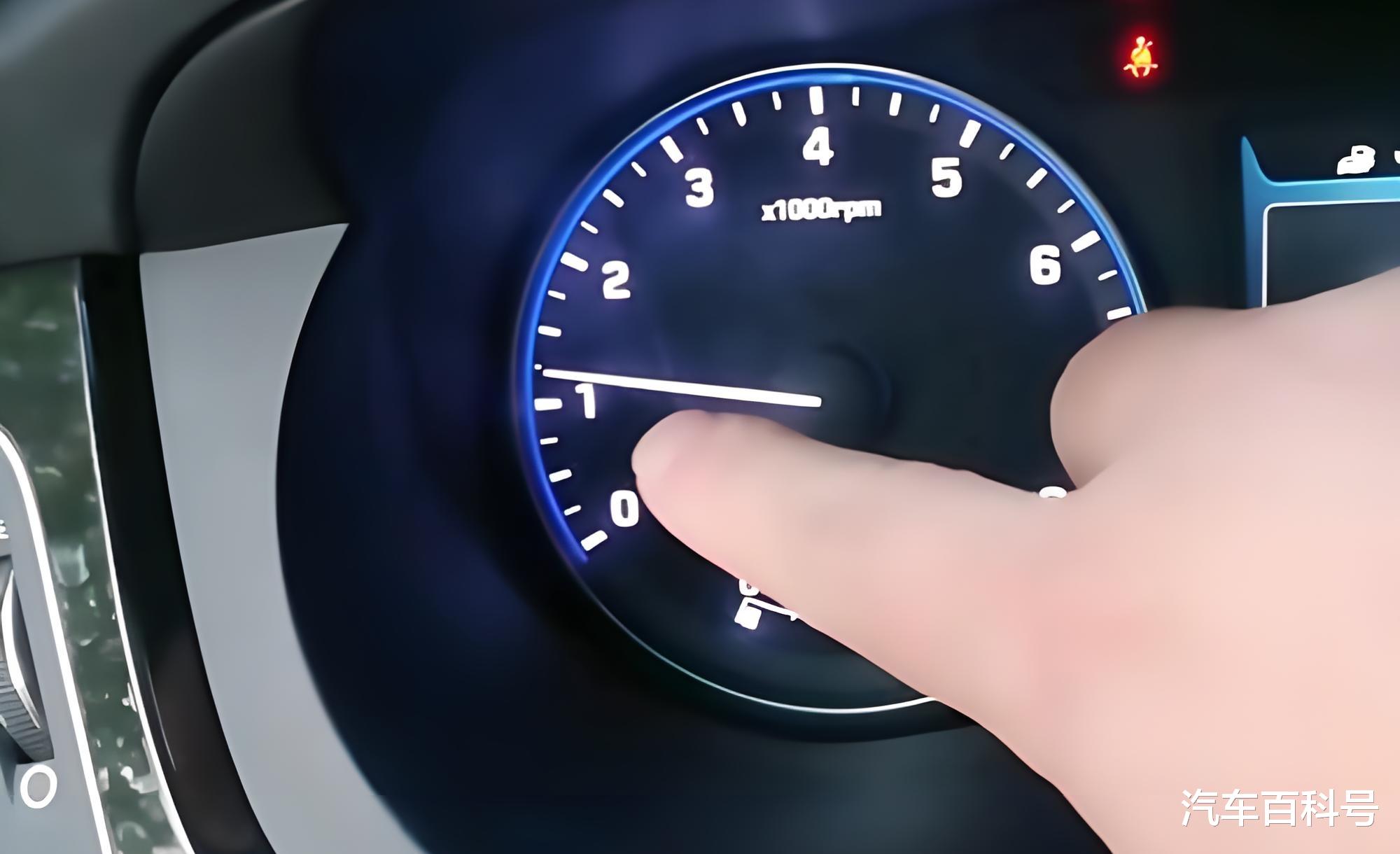 汽车早上启动后发动机1500转正常吗？会不会加剧磨损？