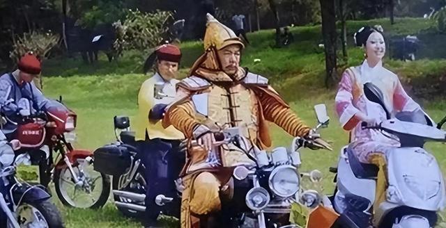 演员片场不拍戏的时候干啥?第一张忍住了,张铁林让人笑到肚子疼