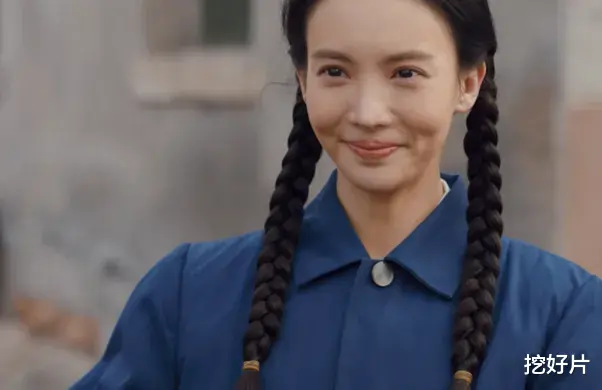 44岁高圆圆生图：有了法令纹，但她的「自然老去」打脸了硅胶脸