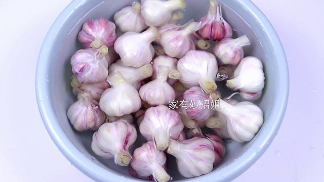 腌糖醋蒜时,蒜万不可直接放到醋中泡!多加1步,又香又脆