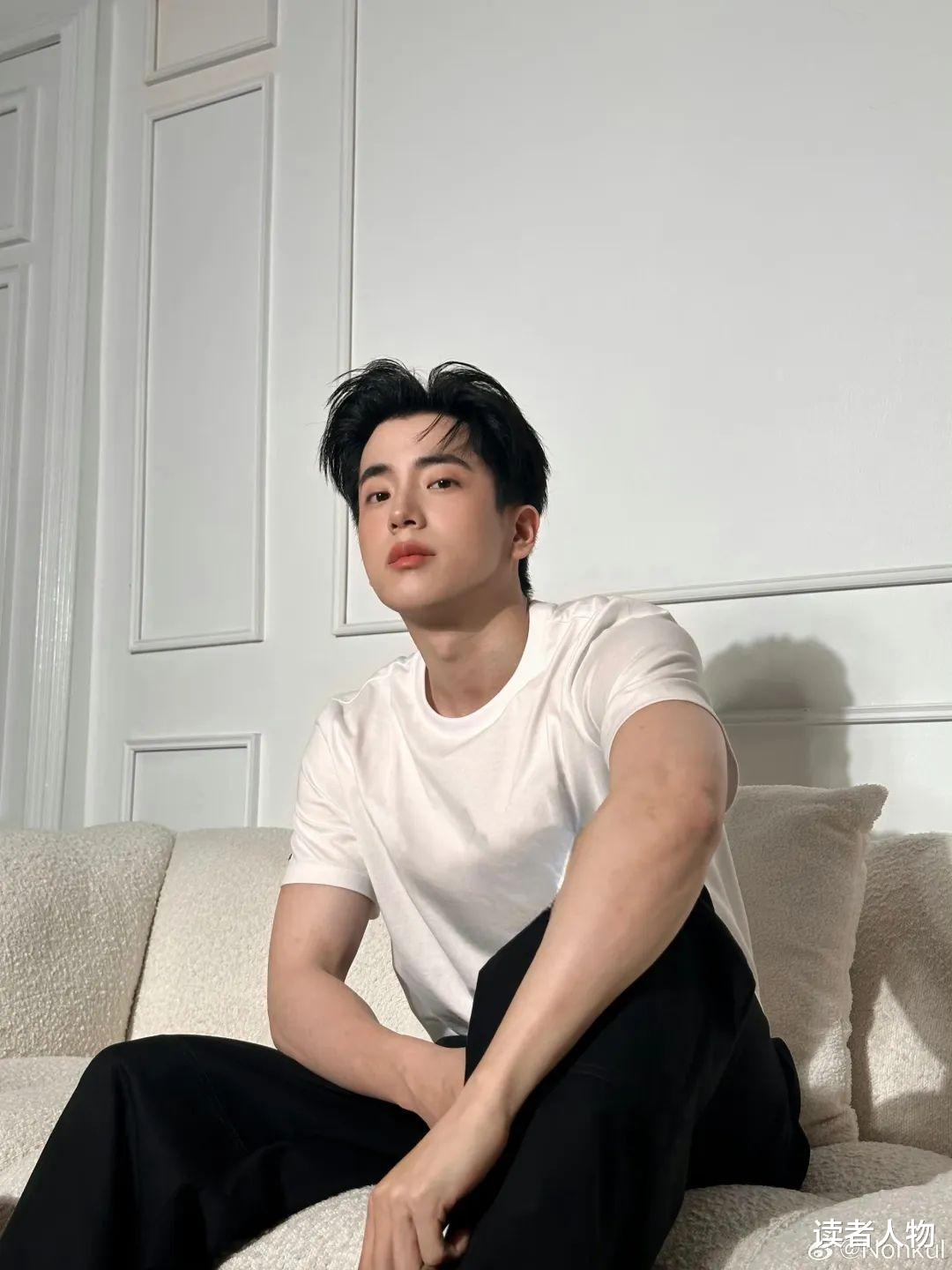 离开豪门后,她被小16岁影帝男友宠上天