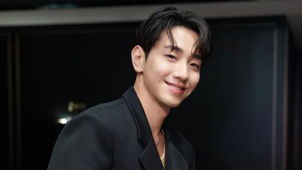 韩国知名男星透露，拍戏时接吻了300多次