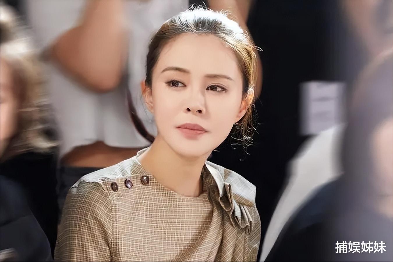 娱乐圈“最强师生恋”，让老师8年生3孩子，如今一家五口其乐融融