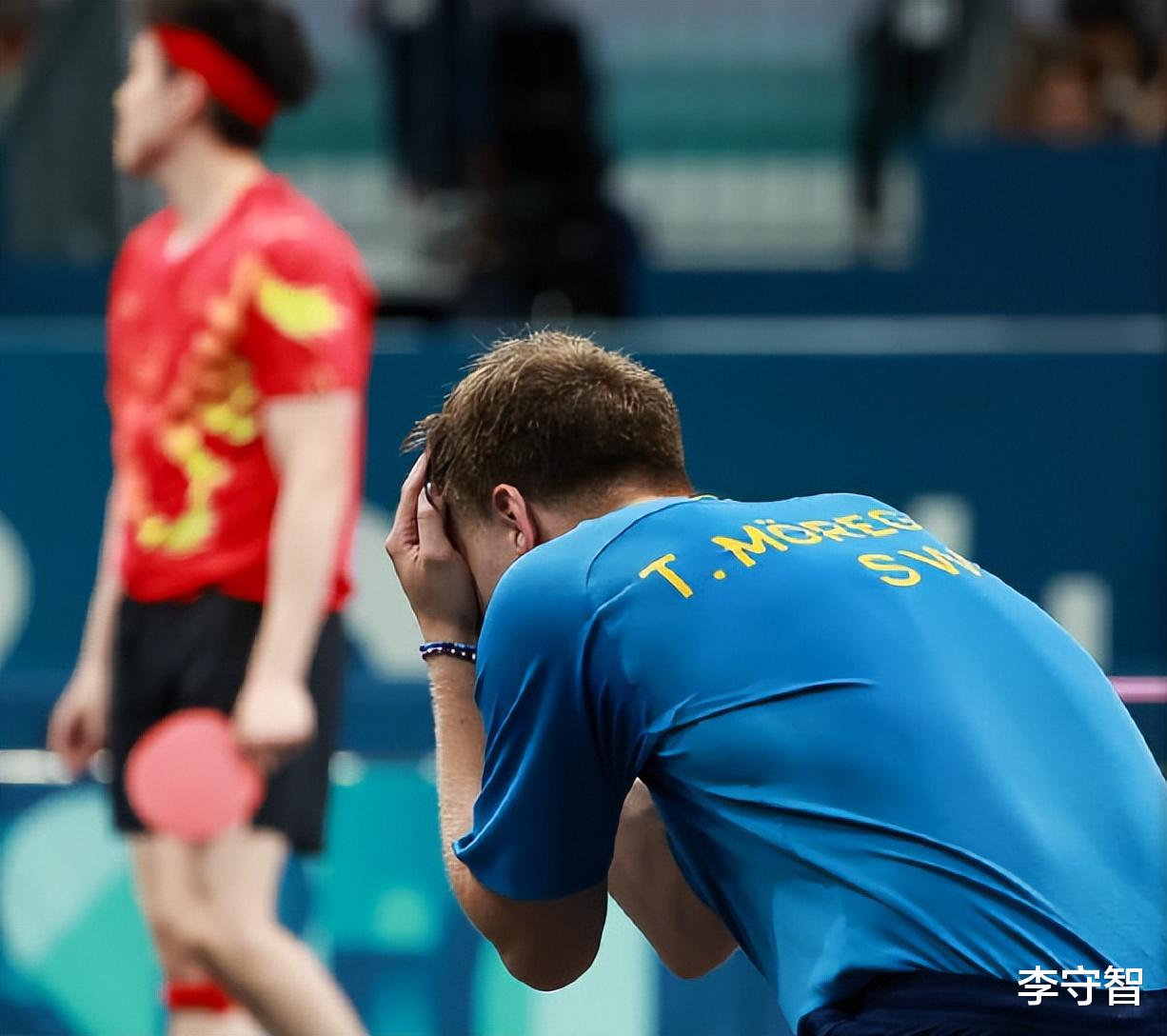 王楚钦喜得混双金牌痛失球拍，单打爆冷出局粉丝心疼，质疑很蹊跷