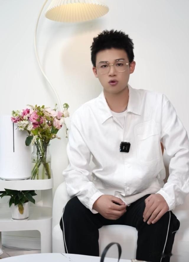 知情人士爆料孟贺与汪小菲开庭当天，孟贺疑似出现了一个谜之操作