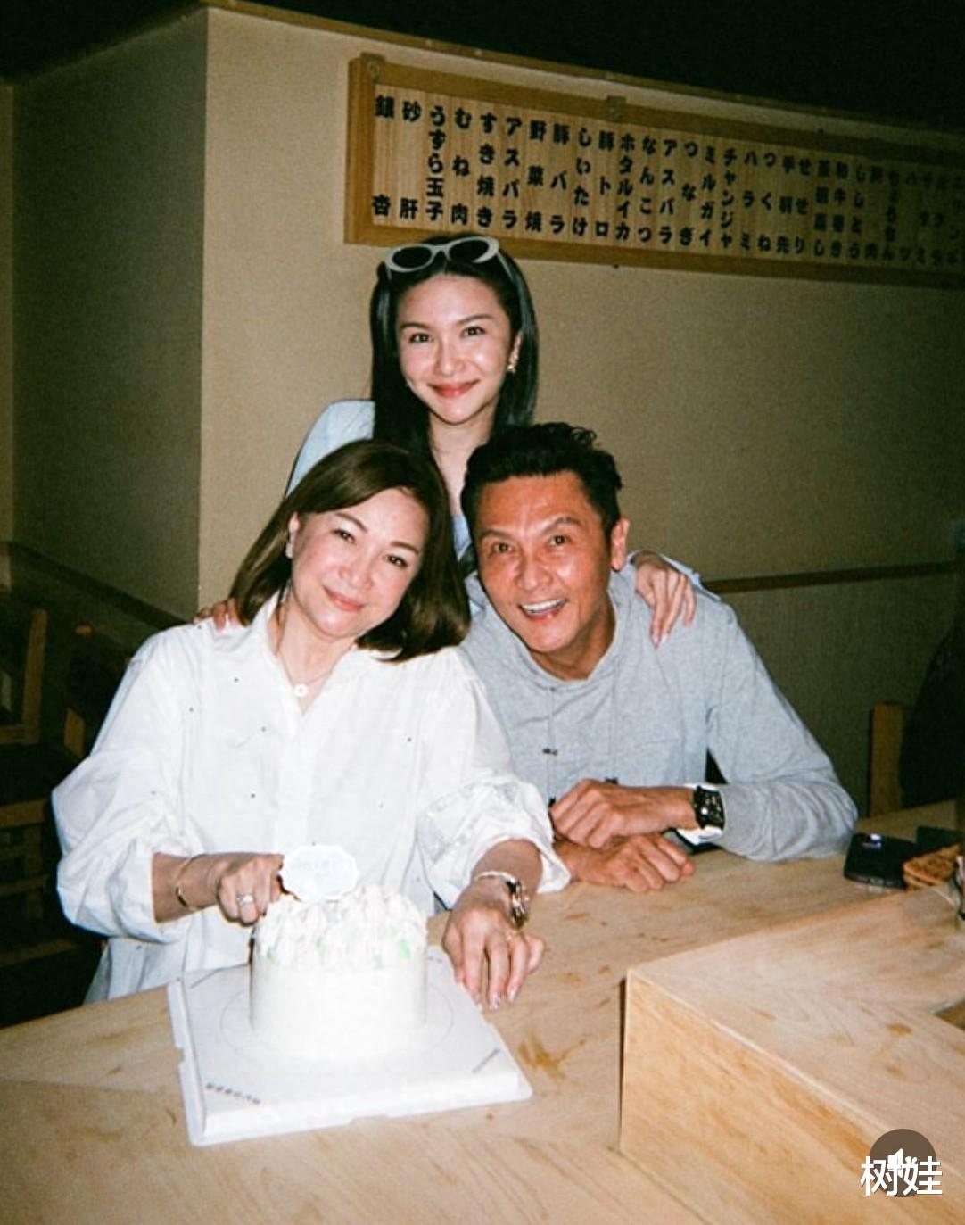 关礼杰爱妻生日全家吃饭庆祝,23岁次女朋克打扮,唇环抢镜太个性