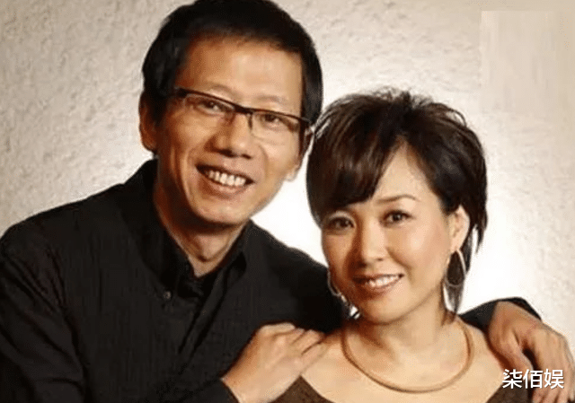 主持人李静一家云南采菌子,21岁女儿由外婆一手带大,漂亮又洋气