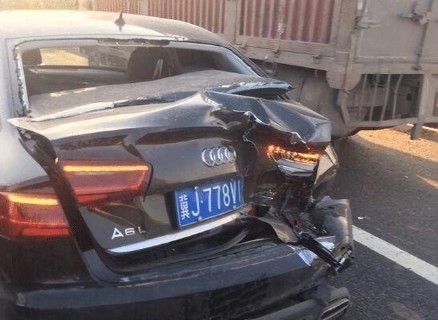 牧马人不满奥迪超车，120码撞击对方，一家三口脑浆崩裂惨死路边