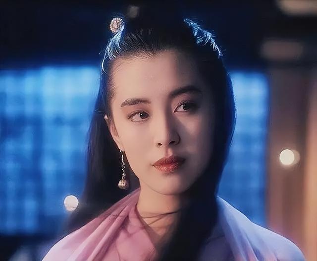 57岁王祖贤现身苏州,长发披肩气质仍清新,被路人偶遇合影没架子