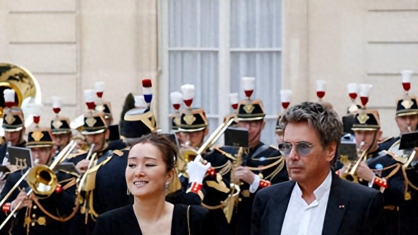 巩俐5月6日出席马克龙招待宴！比布丽吉特还靓，和老公互动笑得甜