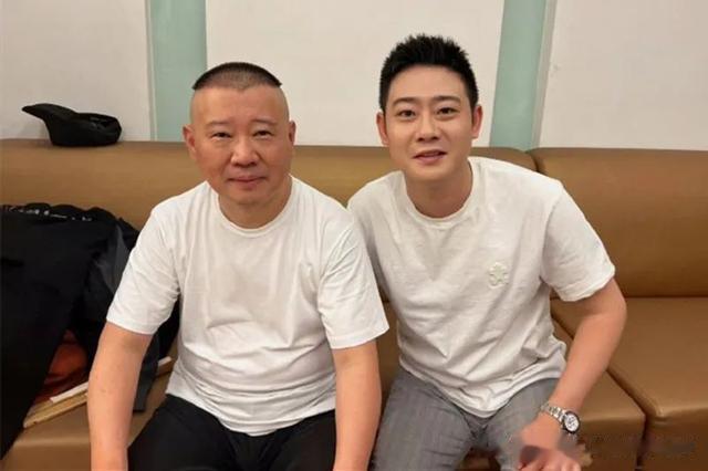 德云社纲丝节首演结束，演出阵容豪华，主持人身穿皮衣登场