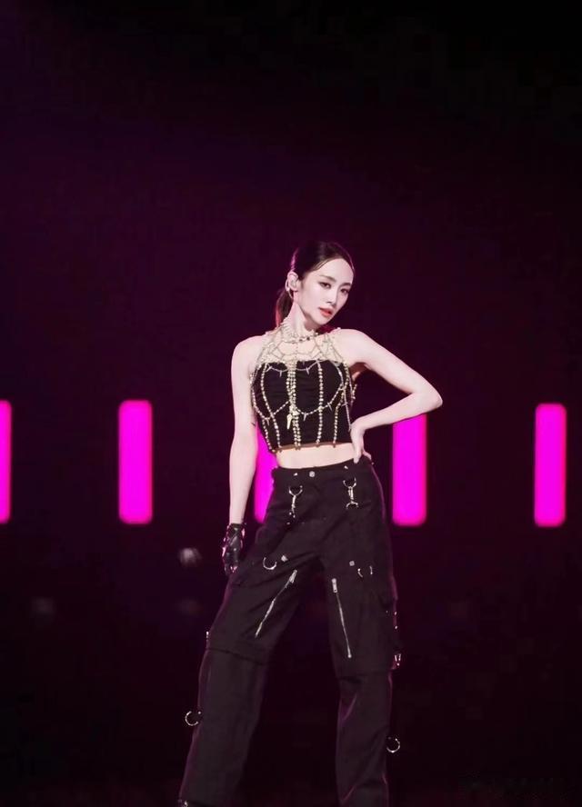 张予曦长腿简直白到发光,168cm黄金臀腿比,这是仙女下凡吗?