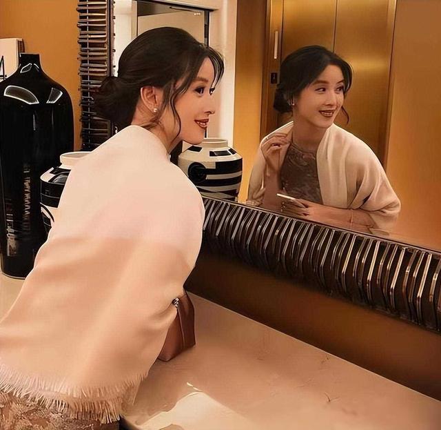 章泽天现实长啥样?路人的镜头才是“照妖镜”,突然理解刘强东了