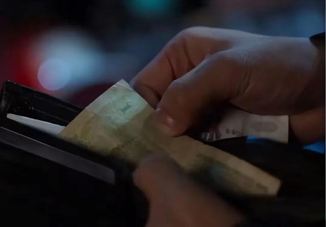 男主角长得这么帅，手指却这么好笑，网友：他的手指咋跟脚趾似的