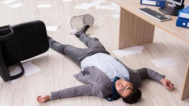 48岁男子因高血压猝死，医生无奈：晚上要少做3件事，从来不听劝