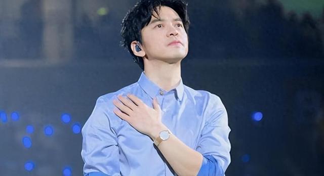 疑似李健老婆怀孕，李健小心翼翼扶老婆下台阶，网友：好恩爱！