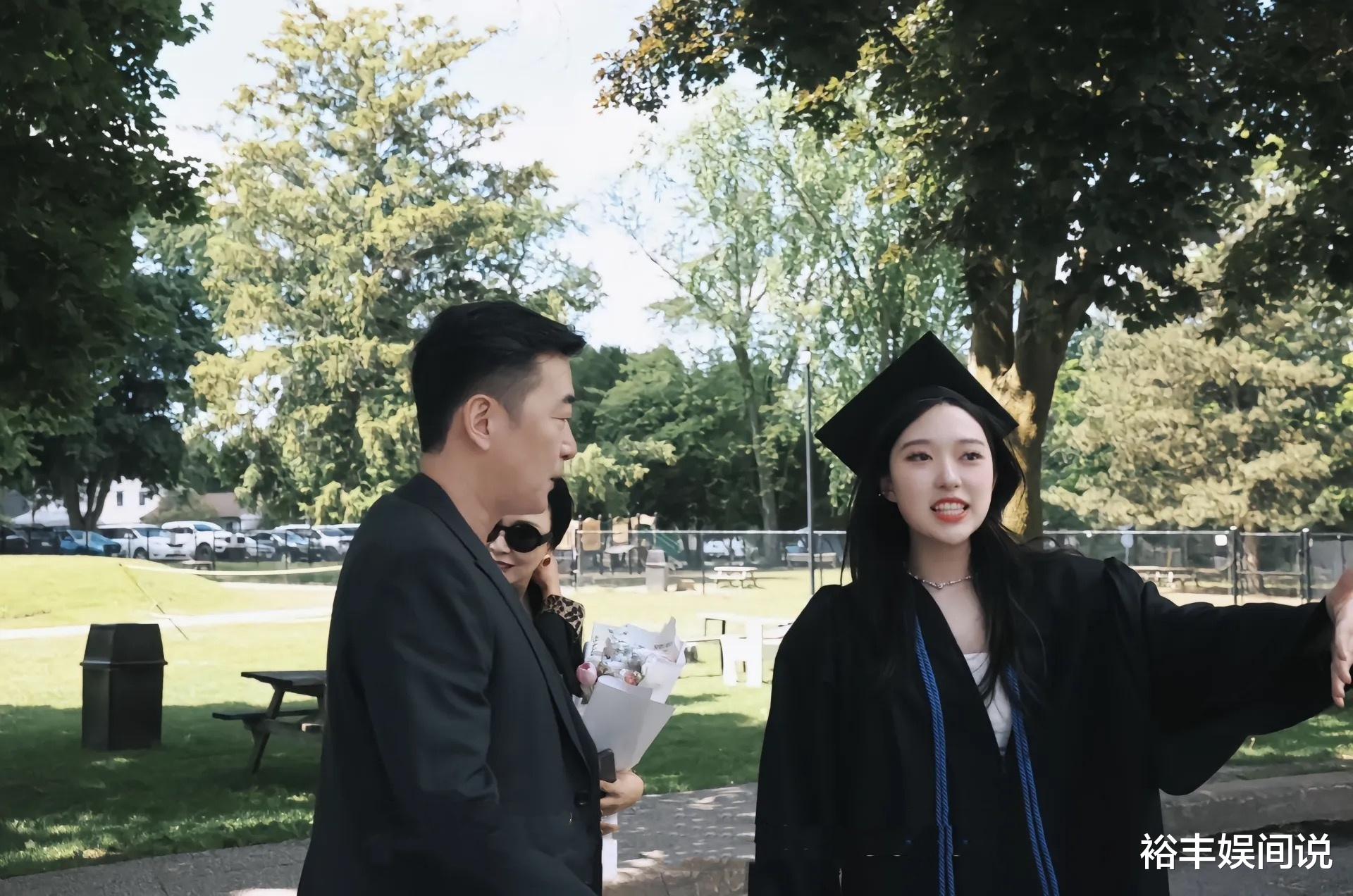 邵峰携妻子参加女儿毕业典礼!18岁女儿颜值超高,已拥有加拿大籍
