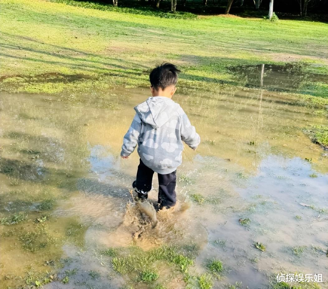 朱丹端午节晒儿女,小小丹和弟弟正脸罕曝光,一个像妈一个像爸