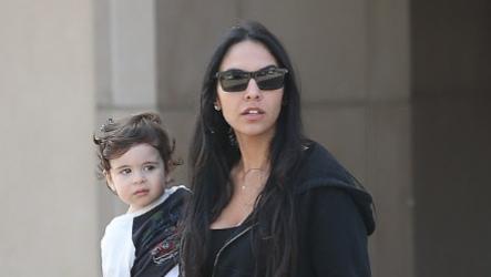 84岁巨星帕西诺的1岁儿子首曝光，皮肤白皙巨可爱由30岁旧爱抚养