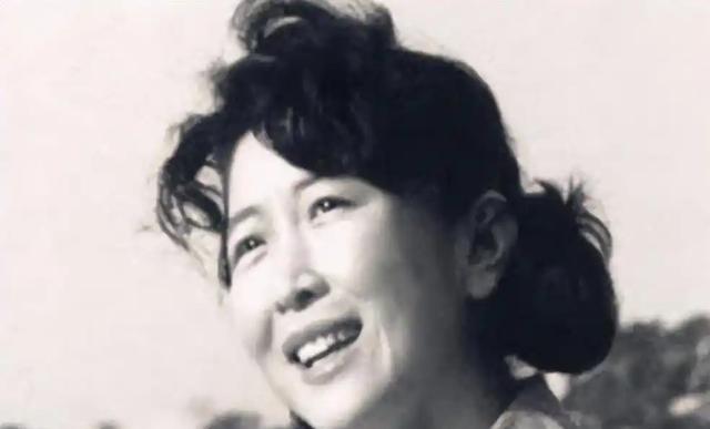 72岁的唐国强老到认不出,嘴巴紧闭满脸皱纹,身材走样步履蹒跚