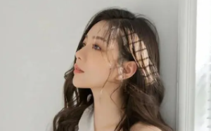 白月光回国，未婚夫去机场接人。回来的路上，两人出车祸了。医生看着我无奈道：“你能先不笑了吗？”